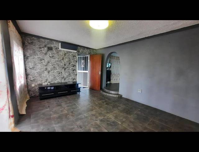 3 BEDROOM DUPLEX FOR SALE IN EASTBURY